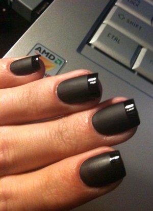 Черные рисунки на ногтях