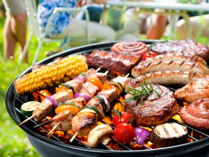 Как организовать барбекю на природе: преимущества выездной кухни и кейтеринга