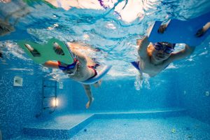 Грудничковое плавание: польза, выбор бассейна, обзор «Держи волну» в Хабаровске