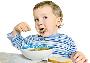 Ребенок ест сам