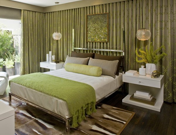 Сочетание зеленого и коричневого цвета в спальне