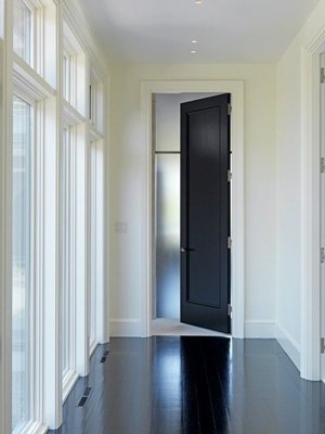 Черный пол с черной дверью с белыми стенами