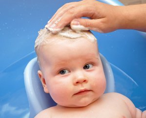Мыть голову ребенку