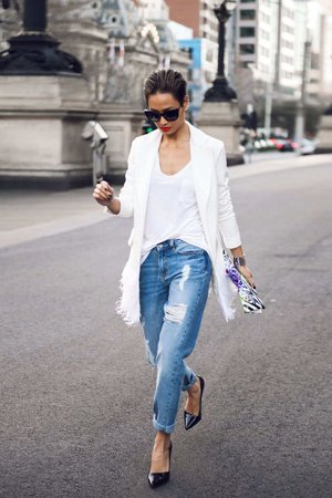 Белый пиджак с джинсами