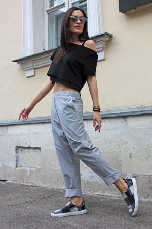 Уличный стиль одежды с серыми брюками