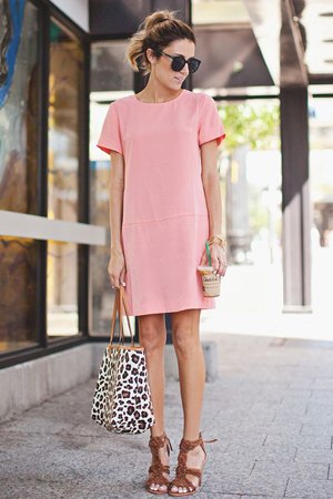 Леопардовая сумка с розовым платьем