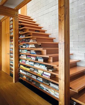 Идея библиотека под лестницей