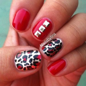Красные ногти с леопардовым узором