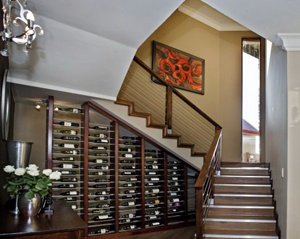 Обустройство винной комнаты под лестницей