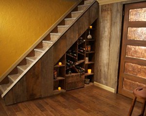 Обустройство винной комнаты под лестницей