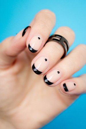 Дизайн ногтей под черное кольцо