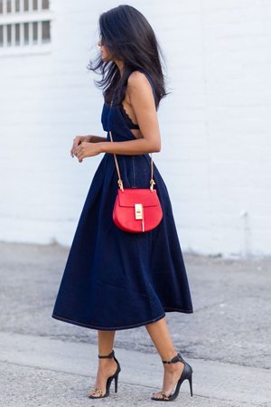 Синее платье миди с красной сумкой