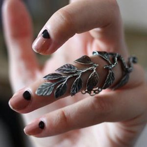 Дизайн ногтей под серебряное кольцо