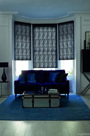Синие рулонные шторы в сочетании с синим диваном