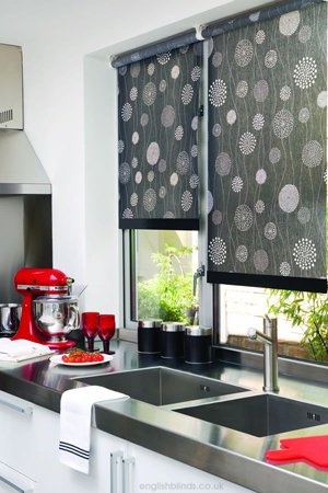 Черные рулонные шторы на кухне