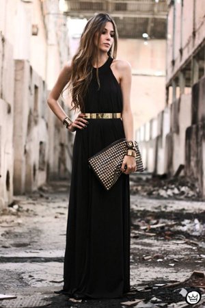 Клатч с черным платьем