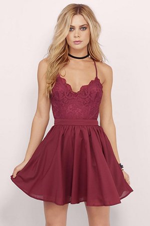 Короткое вишневое платье