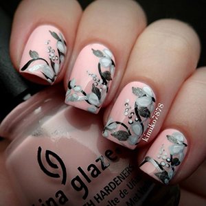 Цветы на ногтях в пастельных тонах