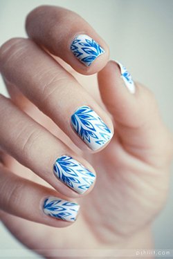 Белые ногти с синим рисунком