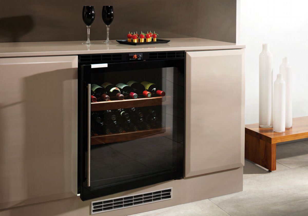 Винный холодильник встроенный. Встраиваемый винный шкаф AEG SWB 66001 DG. Винный шкаф Liebherr uwtgb1682. Винный шкаф встраиваемый 60 Cold Vine. Винный шкаф 60 см Либхер.