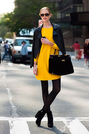 Желтое платье с черным жакетом