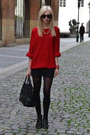 Красный свитер с черной юбкой