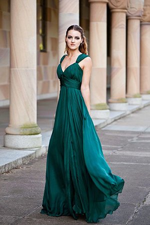 Струящееся платье зеленого оттенка