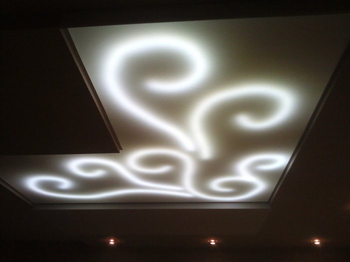 Узоры на подвесном потолке из светодиодной ленты