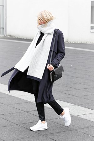Белоснежные кроссовки с черным пальто