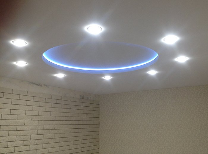 Фото дизайнерского потолка с подсветкой