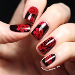 Черный маникюр с красными розами